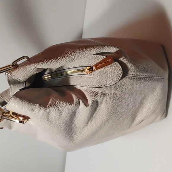 Michael Kors Raven Large Leather Shoulder Bag Creme NWOT - Picture 5 of 13